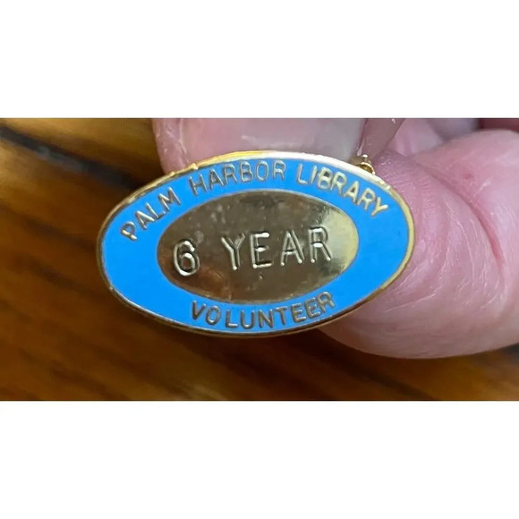 Palm Harbor Library six Year Volunteer pin  with goldtone lapel pin it tie tack - Picture 3 of 3